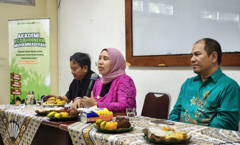 Hening Parlan, Ahsan Jamet Hamidi, dan Edwin Arifin saat pembukaan Akademi Eco Bhinneka Muhammadiyah di UHAMKA Jakarta.