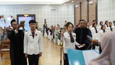 Prosesi pengambilan sumpah apoteker oleh lulusan baru Fakultas Ilmu Kesehatan Universitas Muhammadiyah Magelang (UNIMMA) di auditorium kampus dengan khidmat.