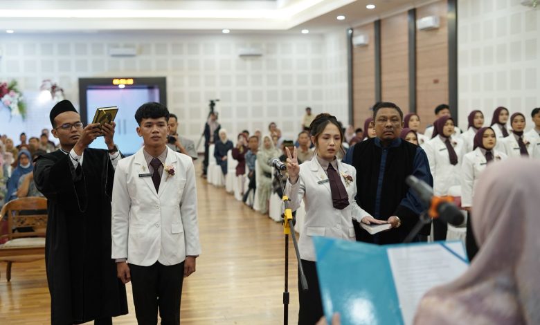 Prosesi pengambilan sumpah apoteker oleh lulusan baru Fakultas Ilmu Kesehatan Universitas Muhammadiyah Magelang (UNIMMA) di auditorium kampus dengan khidmat.