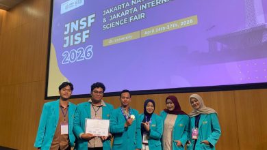 Tim mahasiswa UMS pemenang Silver Medal JISF 2026 berpose membawa medali dan sertifikat penghargaan inovasi sampo antiketombe bahan alami.