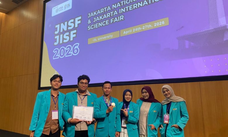 Tim mahasiswa UMS pemenang Silver Medal JISF 2026 berpose membawa medali dan sertifikat penghargaan inovasi sampo antiketombe bahan alami.