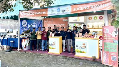 Tim Lazismu Jawa Tengah dan MPM PWM Jateng berpose di stan kreatif PADI 2026 Temanggung yang menampilkan program pemberdayaan masyarakat.