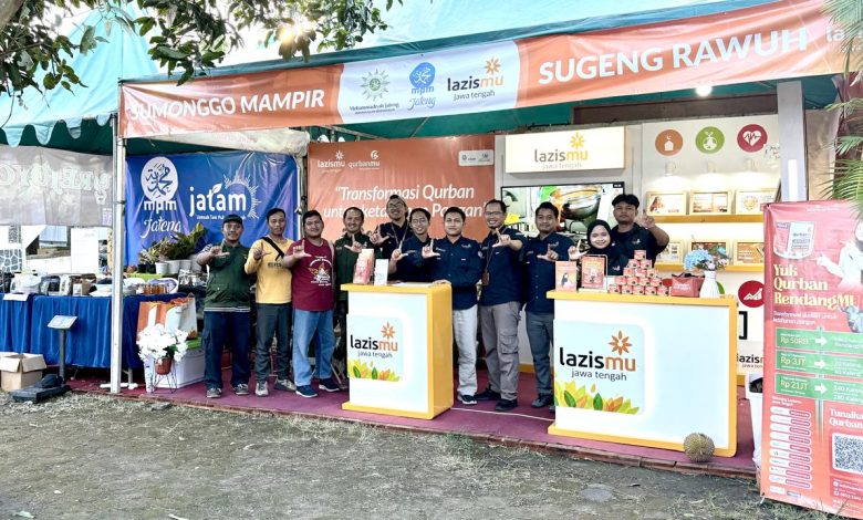Tim Lazismu Jawa Tengah dan MPM PWM Jateng berpose di stan kreatif PADI 2026 Temanggung yang menampilkan program pemberdayaan masyarakat.