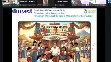 Tampilan layar Zoom Seminar Nasional FKIP UMS tentang Sertifikasi Guru 2026 dan Transformasi Pendidikan Digital dengan ilustrasi Hari Pendidikan Nasional.