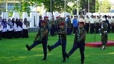 Petugas upacara dari Hizbul Wathan UMS sedang melakukan langkah tegap saat peringatan Hardiknas 2026 di Universitas Muhammadiyah Surakarta.