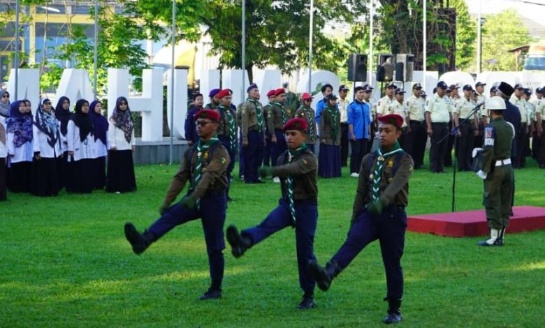 Petugas upacara dari Hizbul Wathan UMS sedang melakukan langkah tegap saat peringatan Hardiknas 2026 di Universitas Muhammadiyah Surakarta.