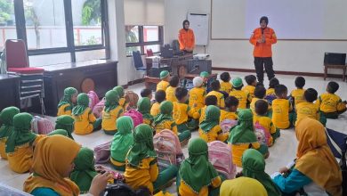 Siswa TK Aisyiyah Bolon 1 menyimak materi edukasi mitigasi bencana dari petugas Basarnas Surakarta di dalam ruangan.
