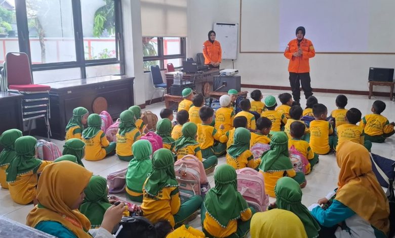 Siswa TK Aisyiyah Bolon 1 menyimak materi edukasi mitigasi bencana dari petugas Basarnas Surakarta di dalam ruangan.