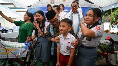 Pejabat pemerintah bersama siswa SD dan SMA dalam acara peringatan Hardiknas 2026 sebagai simbol pemerataan pendidikan dan bantuan Program Indonesia Pintar.