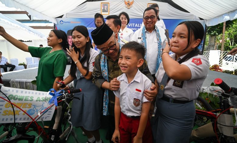 Pejabat pemerintah bersama siswa SD dan SMA dalam acara peringatan Hardiknas 2026 sebagai simbol pemerataan pendidikan dan bantuan Program Indonesia Pintar.