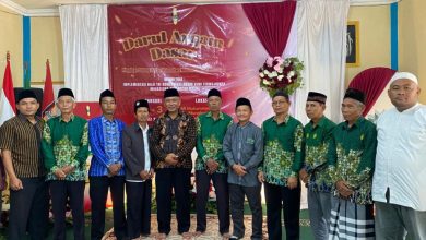 Tokoh Muhammadiyah foto bersama dalam pembukaan kaderisasi IMM Wonosobo pada acara Darul Arqam Dasar di Mungkung.