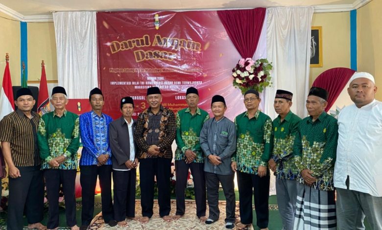 Tokoh Muhammadiyah foto bersama dalam pembukaan kaderisasi IMM Wonosobo pada acara Darul Arqam Dasar di Mungkung.