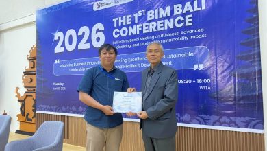 Rektor BIM University menyerahkan sertifikat kepada peserta dalam konferensi internasional BIM-BALI 2026.