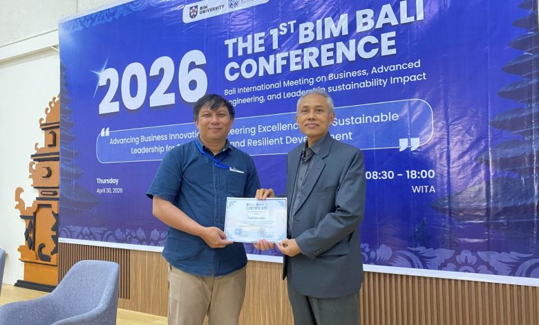 Rektor BIM University menyerahkan sertifikat kepada peserta dalam konferensi internasional BIM-BALI 2026.