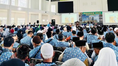 Suasana manasik haji KBIHU Arafah Muhammadiyah Klaten di sebuah aula yang dipenuhi ratusan jamaah berseragam batik biru sedang mendengarkan pengarahan.