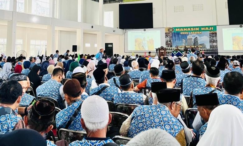Suasana manasik haji KBIHU Arafah Muhammadiyah Klaten di sebuah aula yang dipenuhi ratusan jamaah berseragam batik biru sedang mendengarkan pengarahan.