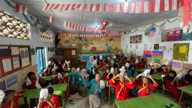 Mahasiswa FK UMS memberikan edukasi kesehatan terpadu dan membagikan hygiene kit kepada siswa SD Musamba Boyolali di dalam kelas.