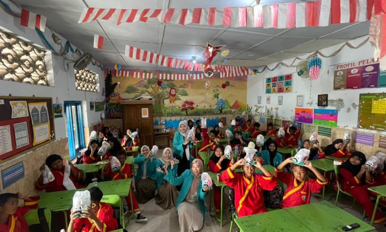 Mahasiswa FK UMS memberikan edukasi kesehatan terpadu dan membagikan hygiene kit kepada siswa SD Musamba Boyolali di dalam kelas.