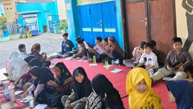 Siswa-siswi MIM Kauman Wiradesa duduk bersama di atas karpet merah dalam kegiatan literasi Hari Pendidikan Nasional 2026.