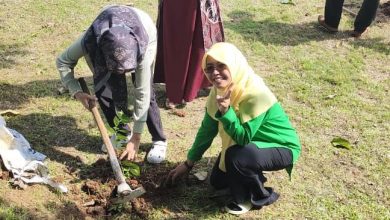 Mahasiswa dan dosen FKIP UHAMKA melakukan penanaman bibit tanaman di taman kampus dalam rangka memperingati Hari Bumi 2026.