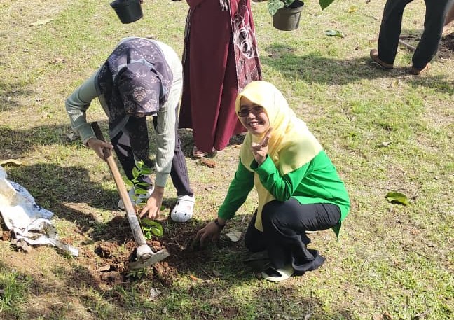 Mahasiswa dan dosen FKIP UHAMKA melakukan penanaman bibit tanaman di taman kampus dalam rangka memperingati Hari Bumi 2026.