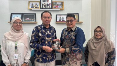 Penyerahan cinderamata strategis antara Universitas Muhammadiyah Surakarta (UMS) dan IYSA untuk penguatan riset internasional mahasiswa.