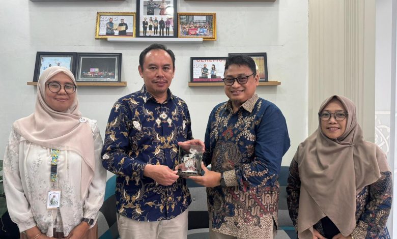 Penyerahan cinderamata strategis antara Universitas Muhammadiyah Surakarta (UMS) dan IYSA untuk penguatan riset internasional mahasiswa.
