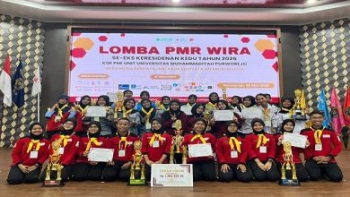 Para pemenang Lomba PMR Wira Kedu 2026 berfoto bersama dengan trofi dan piagam di panggung Auditorium UMPWR.