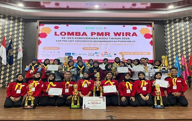 Para pemenang Lomba PMR Wira Kedu 2026 berfoto bersama dengan trofi dan piagam di panggung Auditorium UMPWR.