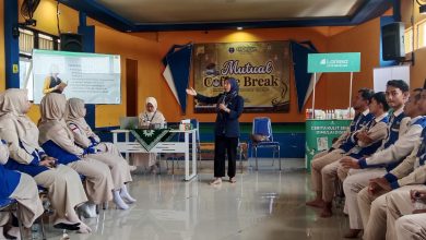 Praktisi dari soalbicara.id sedang memberikan pelatihan public speaking guru dan karyawan SMP Mutual Kota Magelang dalam acara Mutual Coffee Break momen Hardiknas 2026.