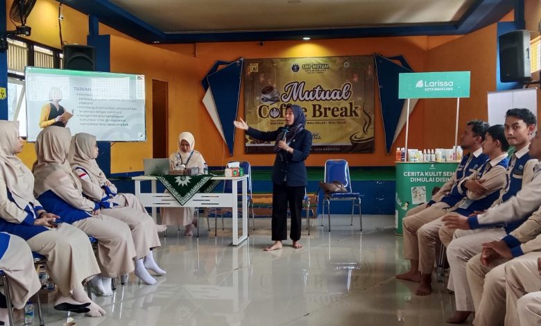 Praktisi dari soalbicara.id sedang memberikan pelatihan public speaking guru dan karyawan SMP Mutual Kota Magelang dalam acara Mutual Coffee Break momen Hardiknas 2026.