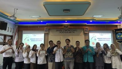 Dosen Fakultas Geografi UMS bersama peserta Workshop Teknologi Geospasial di SMAN 1 Wonosari Gunung Kidul saat agenda Geo Safari 2026.