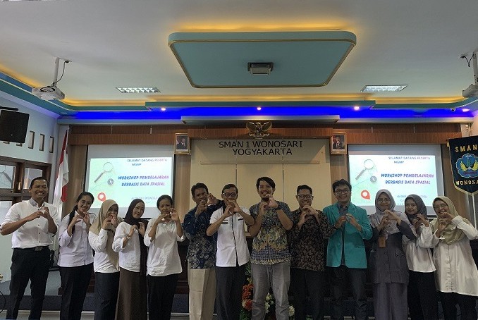 Dosen Fakultas Geografi UMS bersama peserta Workshop Teknologi Geospasial di SMAN 1 Wonosari Gunung Kidul saat agenda Geo Safari 2026.