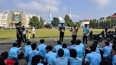Sosialisasi dan coaching clinic pengembangan atlet rugby Banyumas oleh Pengprov Rugby Jawa Tengah kepada mahasiswa IKOR di Lapangan UMP.