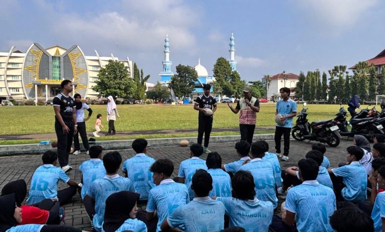 Sosialisasi dan coaching clinic pengembangan atlet rugby Banyumas oleh Pengprov Rugby Jawa Tengah kepada mahasiswa IKOR di Lapangan UMP.