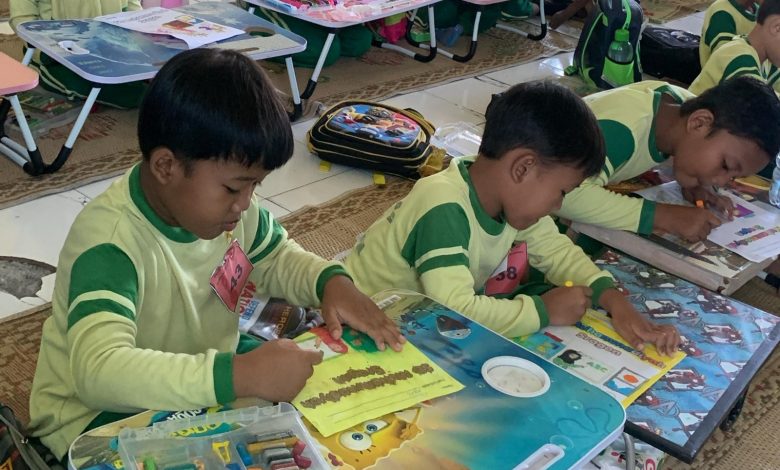 Siswa TK antusias mengikuti lomba mewarnai dalam acara Fun and Creative di SD Muhammadiyah Sragen untuk mengasah kreativitas sejak dini.