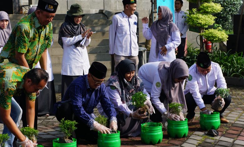 Penanaman tujuh bibit bunga melati oleh Rektor dan civitas akademika dalam rangka Milad UMPP ke-7 di Pekalongan.
