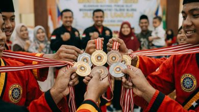 Kontingen santri Pondok Pesantren Muhammadiyah At-Tajdid Blora merayakan kemenangan sebagai Juara Umum 1 di turnamen pencak silat Mustika Cup 2026.