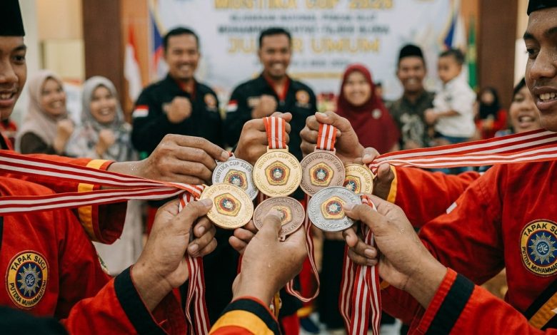 Kontingen santri Pondok Pesantren Muhammadiyah At-Tajdid Blora merayakan kemenangan sebagai Juara Umum 1 di turnamen pencak silat Mustika Cup 2026.