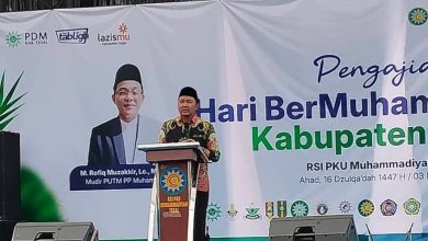 Suasana panggung utama Pengajian Hari Ber-Muhammadiyah (HBM) Kabupaten Tegal di RSI PKU Muhammadiyah Tegal yang menampilkan pembicara di podium dengan latar belakang baliho besar.