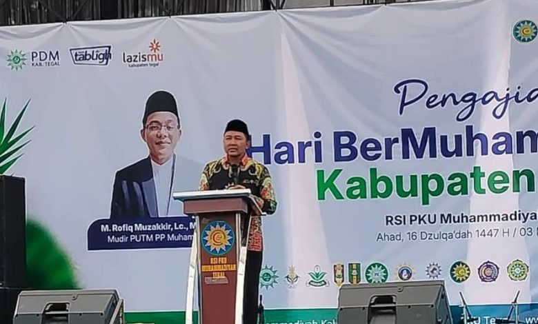 Suasana panggung utama Pengajian Hari Ber-Muhammadiyah (HBM) Kabupaten Tegal di RSI PKU Muhammadiyah Tegal yang menampilkan pembicara di podium dengan latar belakang baliho besar.