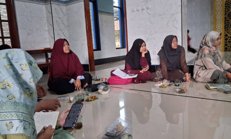 Kader PRNA Setu menyimak materi pengajian tentang perempuan tangguh dan peran perempuan dalam Islam di sebuah ruangan pertemuan.