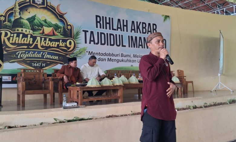 Suasana panggung utama Rihlah Akbar Tajdidul Iman ke-9 dengan latar belakang baliho besar dan pembicara sedang memberikan sambutan.