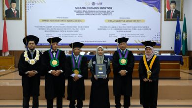 Erna Zumrotun memegang ijazah doktor didampingi para penguji dalam Sidang Promosi Doktor UMS Surakarta
