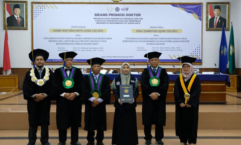 Erna Zumrotun memegang ijazah doktor didampingi para penguji dalam Sidang Promosi Doktor UMS Surakarta