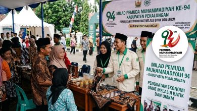 Ilustrasi kader Pemuda Muhammadiyah Kabupaten Pekalongan sedang melayani pembeli di stand UMKM Batik dalam rangka Milad ke-94.