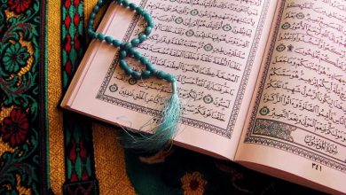 Mushaf Al-Qur'an terbuka di atas sajadah dengan tasbih berwarna biru, melambangkan kedalaman perenungan dan tadabbur ayat suci di tengah arus digital.
