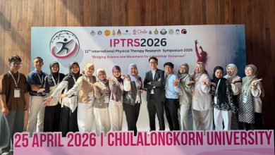 Mahasiswa Fisioterapi UMS berfoto bersama di depan backdrop IPTRS 2026 Chulalongkorn University Thailand dalam program Student Mobility.