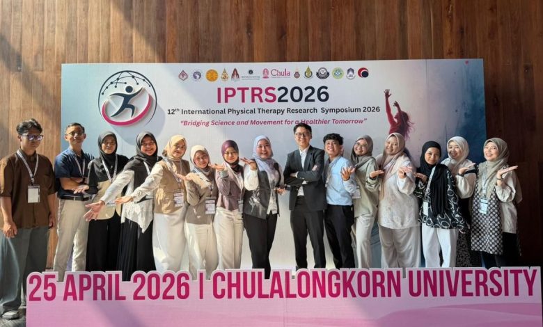 Mahasiswa Fisioterapi UMS berfoto bersama di depan backdrop IPTRS 2026 Chulalongkorn University Thailand dalam program Student Mobility.