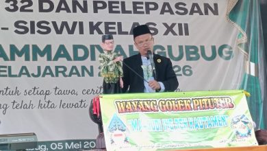Ustaz Pujiono menyampaikan tausiyah menggunakan media Wayang Golek Pitutur dalam acara Milad ke-32 SMK Muhammadiyah Gubug.